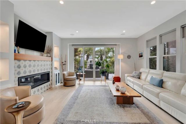 212 Hartford Avenue, Huntington Beach, CA 92648