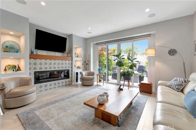 212 Hartford Avenue, Huntington Beach, CA 92648