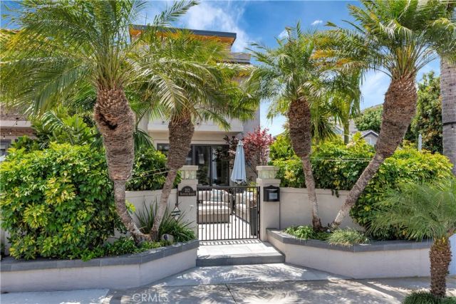212 Hartford Avenue, Huntington Beach, CA 92648