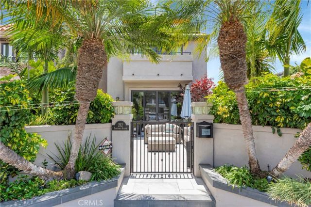 212 Hartford Avenue, Huntington Beach, CA 92648