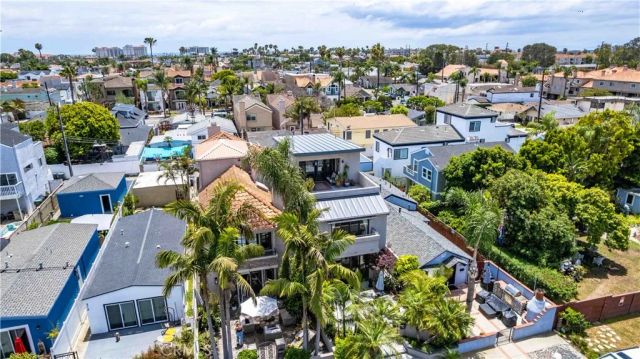 212 Hartford Avenue, Huntington Beach, CA 92648