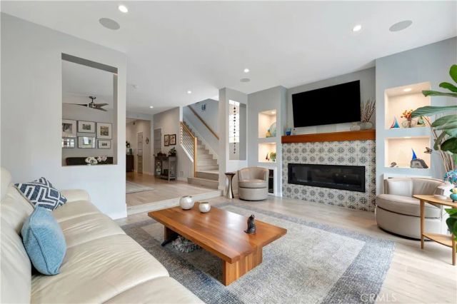 212 Hartford Avenue, Huntington Beach, CA 92648
