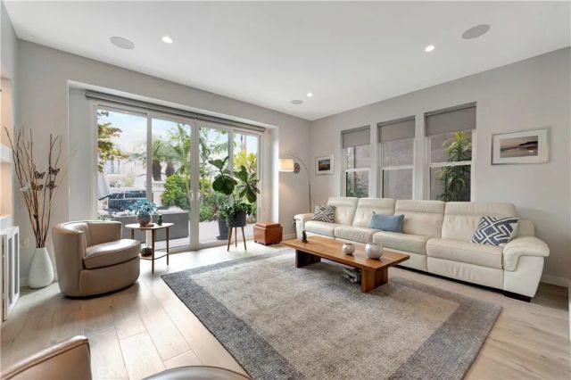 212 Hartford Avenue, Huntington Beach, CA 92648