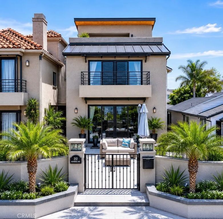 212 Hartford Avenue, Huntington Beach, CA 92648