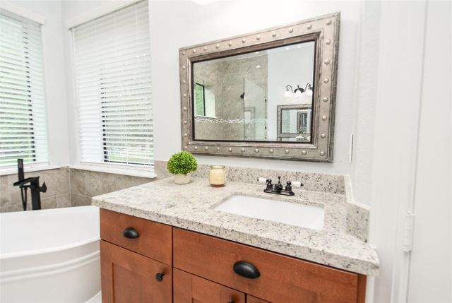 8912 Forest Lake Drive, Montgomery, TX 77316