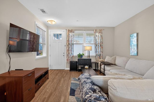 465 Miaterra Dr, Santa Rosa, CA 95407