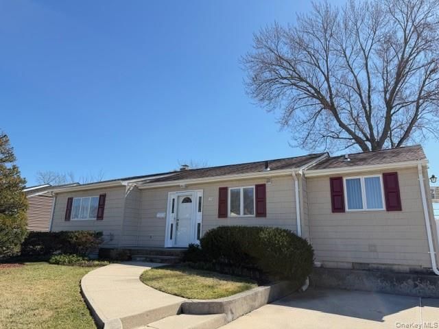 41 Charlotte Place, Plainview, NY 11803