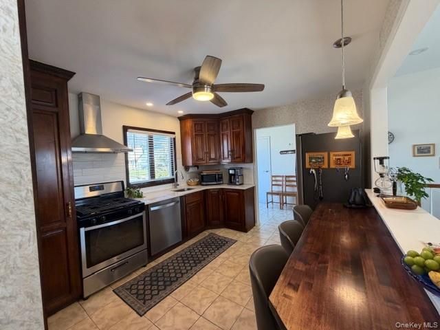 41 Charlotte Place, Plainview, NY 11803