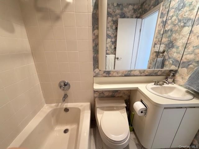 41 Charlotte Place, Plainview, NY 11803