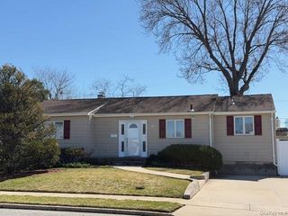 41 Charlotte Place, Plainview, NY 11803