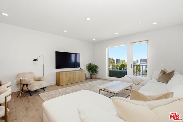 505 S Barrington Avenue 406, Los Angeles, CA 90049