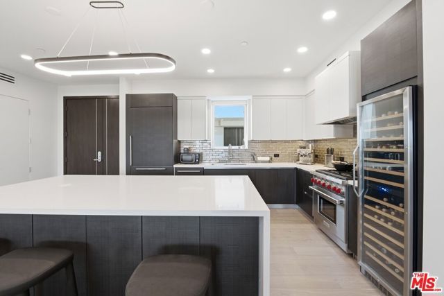 505 S Barrington Avenue 406, Los Angeles, CA 90049