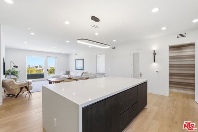 505 S Barrington Avenue 406, Los Angeles, CA 90049