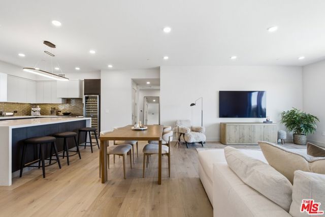 505 S Barrington Avenue 406, Los Angeles, CA 90049