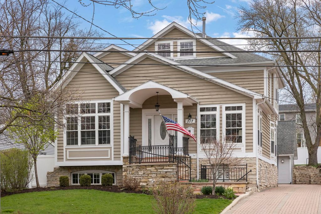 117 N Park Boulevard, Glen Ellyn, IL 60137