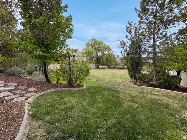 557 E HOLLOW CREEK RD, Draper, UT 84020