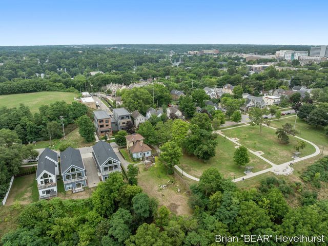 827 Fairview Avenue, Grand Rapids, MI 49503