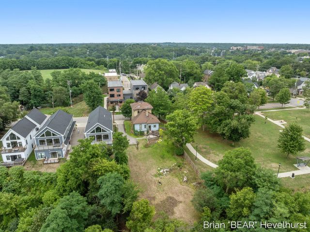 827 Fairview Avenue, Grand Rapids, MI 49503