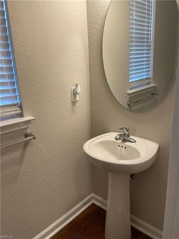 282 Paradise DR, Portsmouth, VA 23701