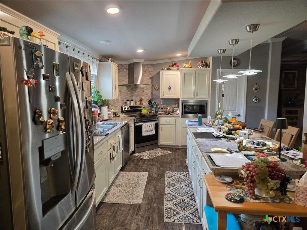 Image 10 of property listing at 327 Reyna Lane, Seguin, TX 78155