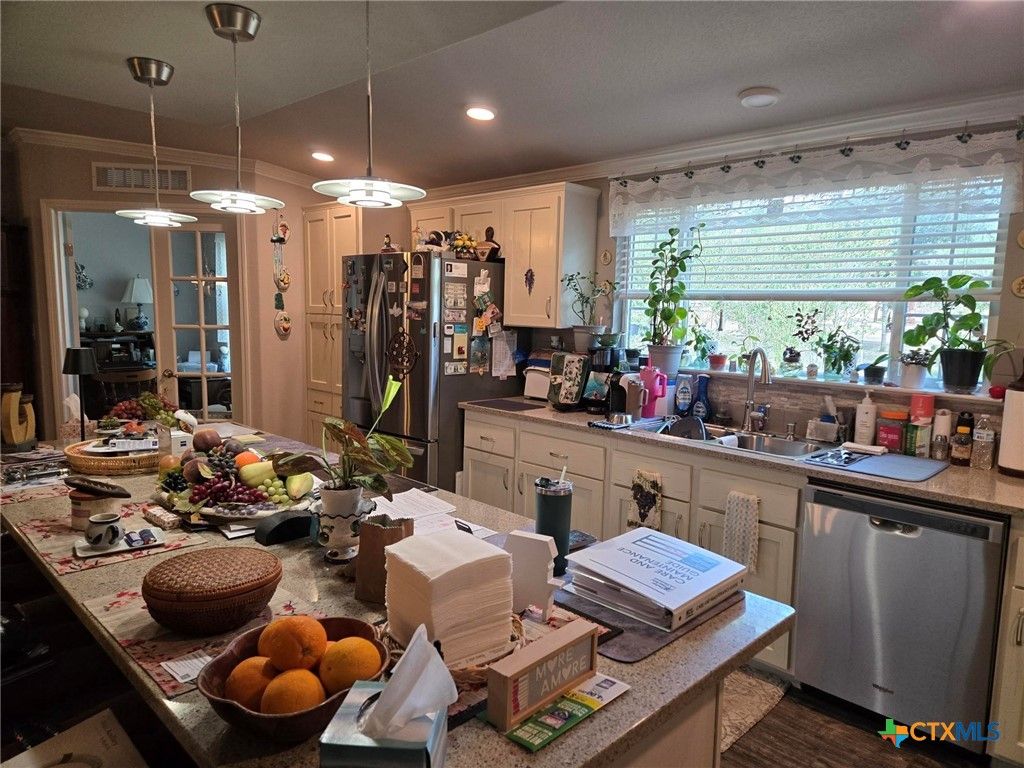 Image 11 of property listing at 327 Reyna Lane, Seguin, TX 78155