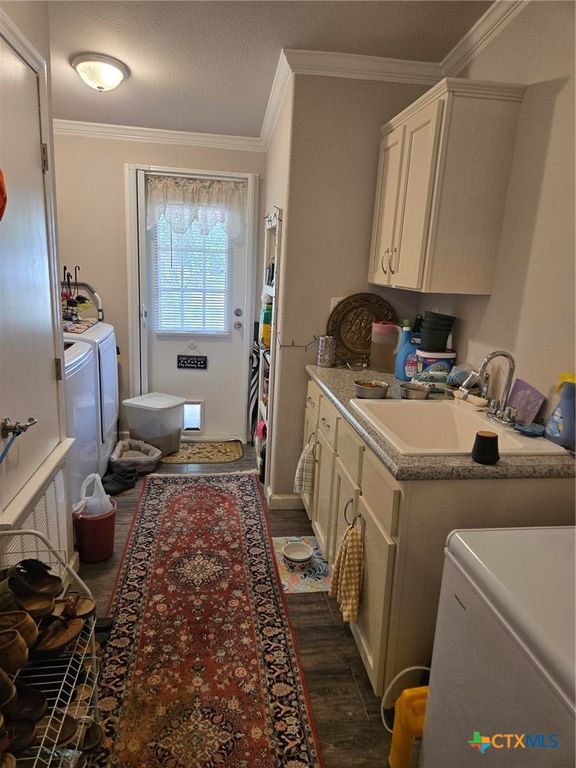 Image 12 of property listing at 327 Reyna Lane, Seguin, TX 78155