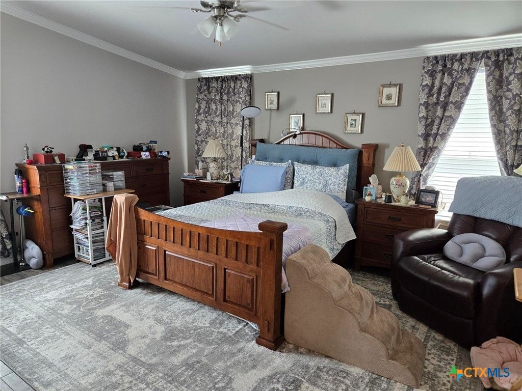 Image 13 of property listing at 327 Reyna Lane, Seguin, TX 78155