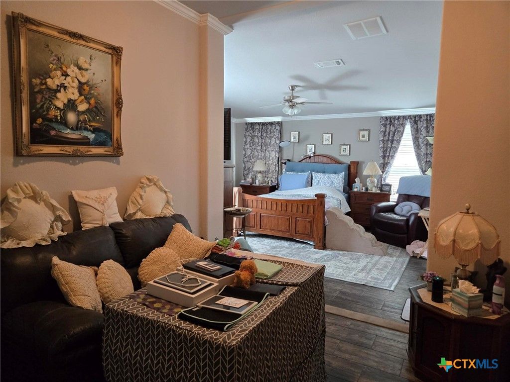 Image 14 of property listing at 327 Reyna Lane, Seguin, TX 78155
