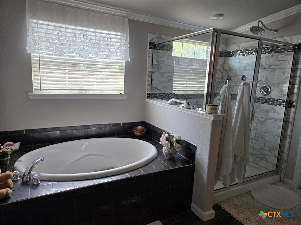 Image 15 of property listing at 327 Reyna Lane, Seguin, TX 78155