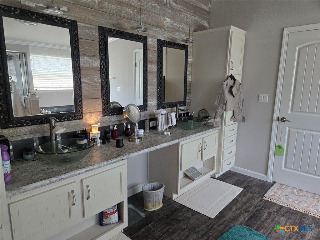 Image 16 of property listing at 327 Reyna Lane, Seguin, TX 78155
