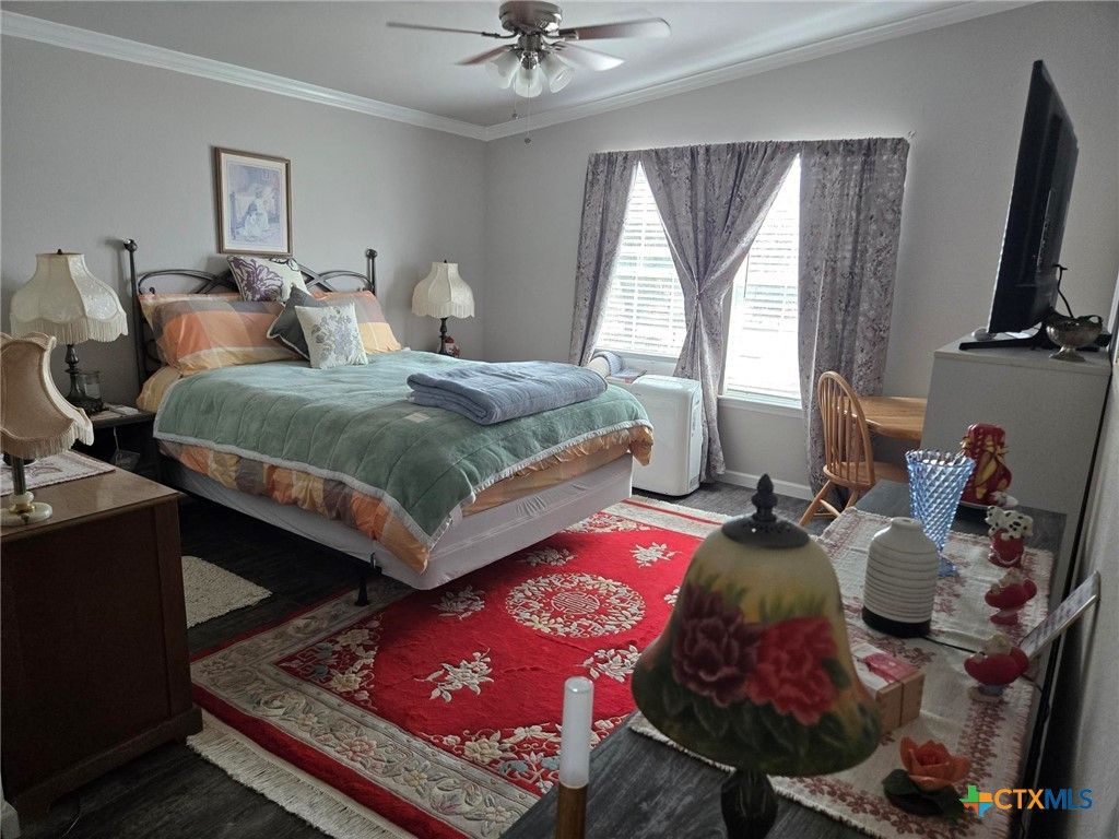 Image 18 of property listing at 327 Reyna Lane, Seguin, TX 78155