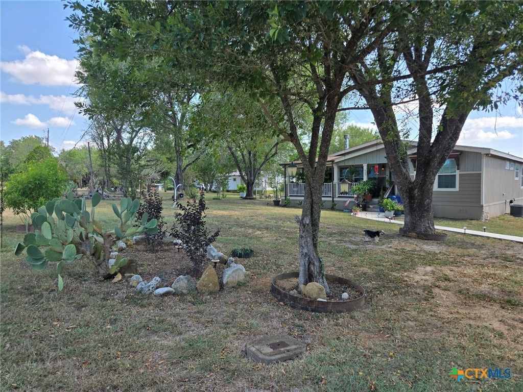 Image 2 of property listing at 327 Reyna Lane, Seguin, TX 78155