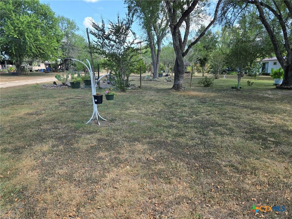 Image 24 of property listing at 327 Reyna Lane, Seguin, TX 78155