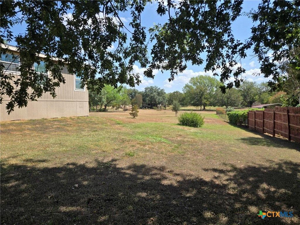 Image 25 of property listing at 327 Reyna Lane, Seguin, TX 78155