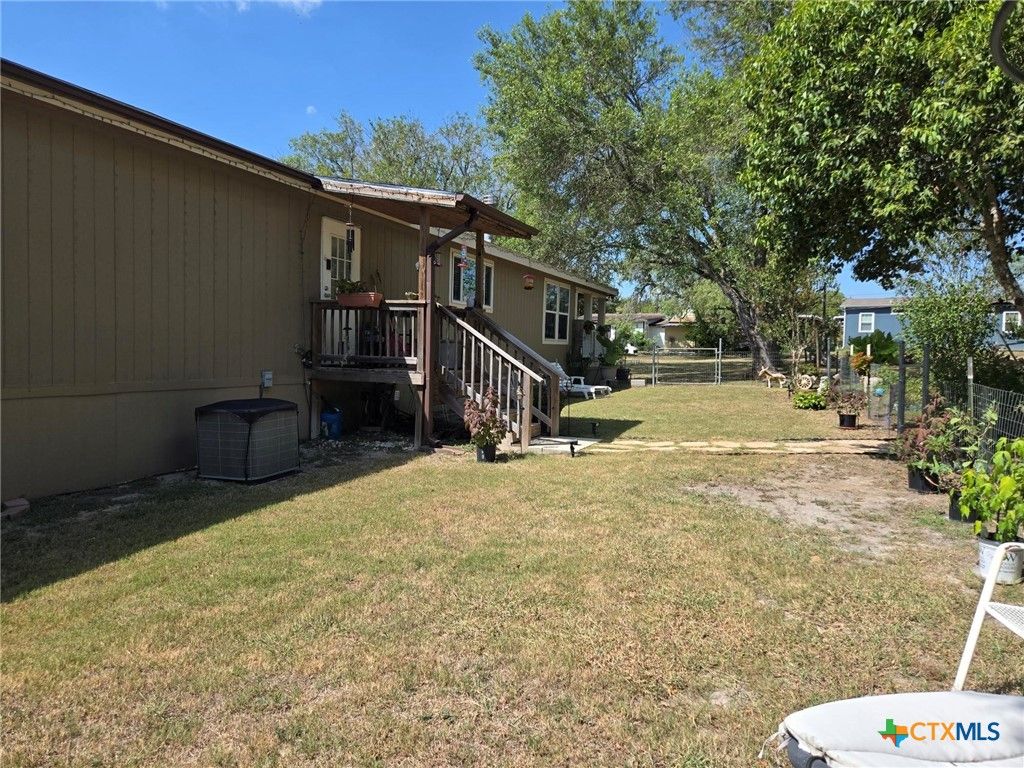 Image 27 of property listing at 327 Reyna Lane, Seguin, TX 78155