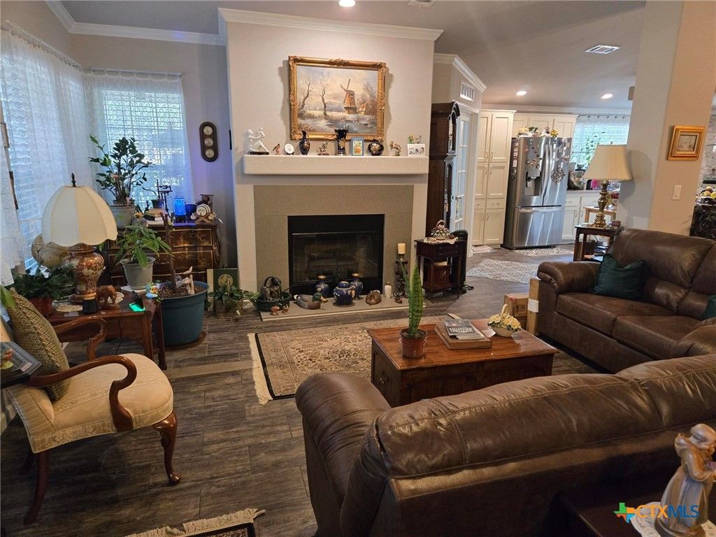 Image 3 of property listing at 327 Reyna Lane, Seguin, TX 78155