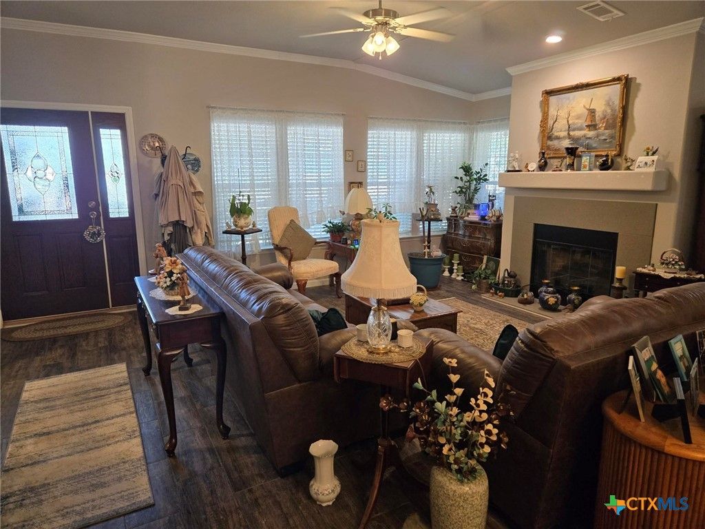 Image 4 of property listing at 327 Reyna Lane, Seguin, TX 78155