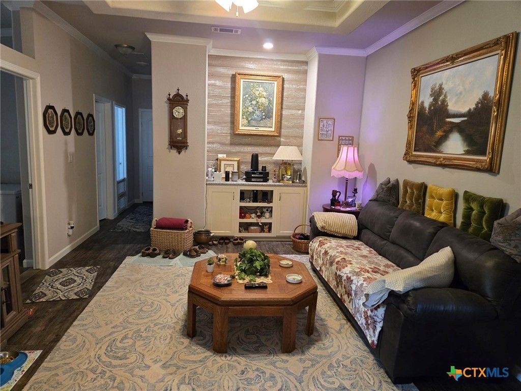 Image 6 of property listing at 327 Reyna Lane, Seguin, TX 78155
