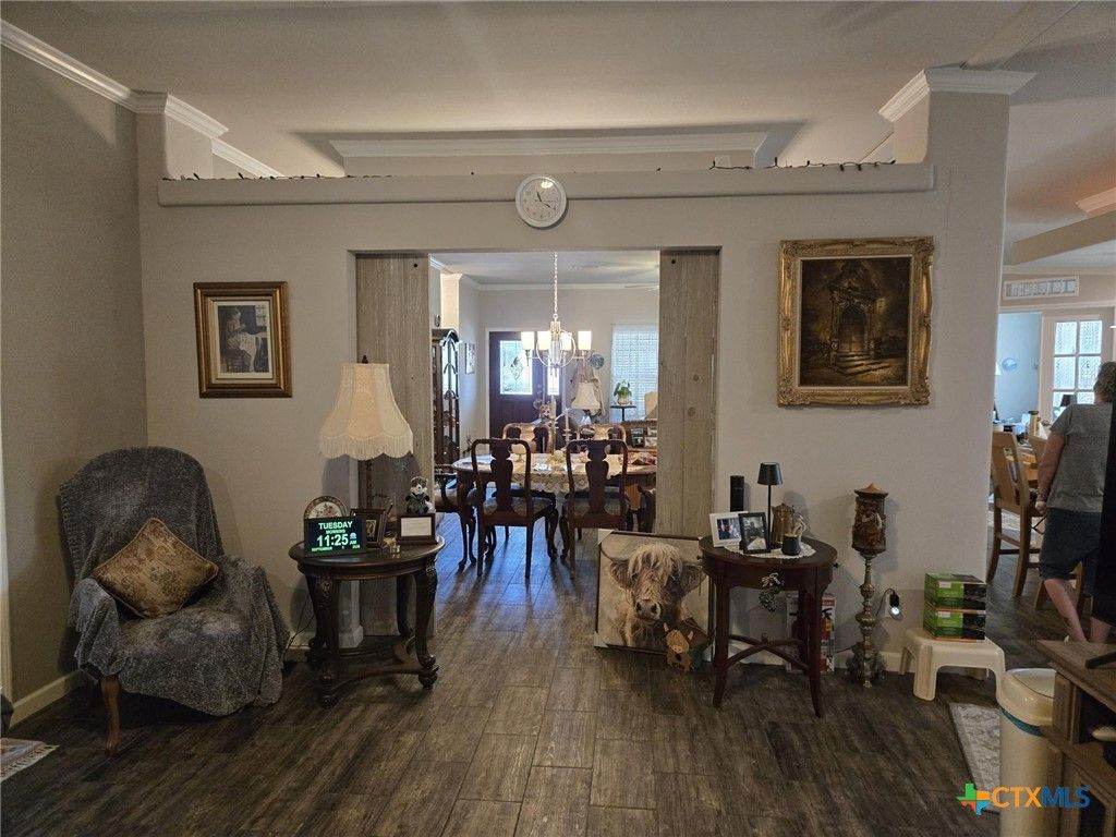 Image 7 of property listing at 327 Reyna Lane, Seguin, TX 78155