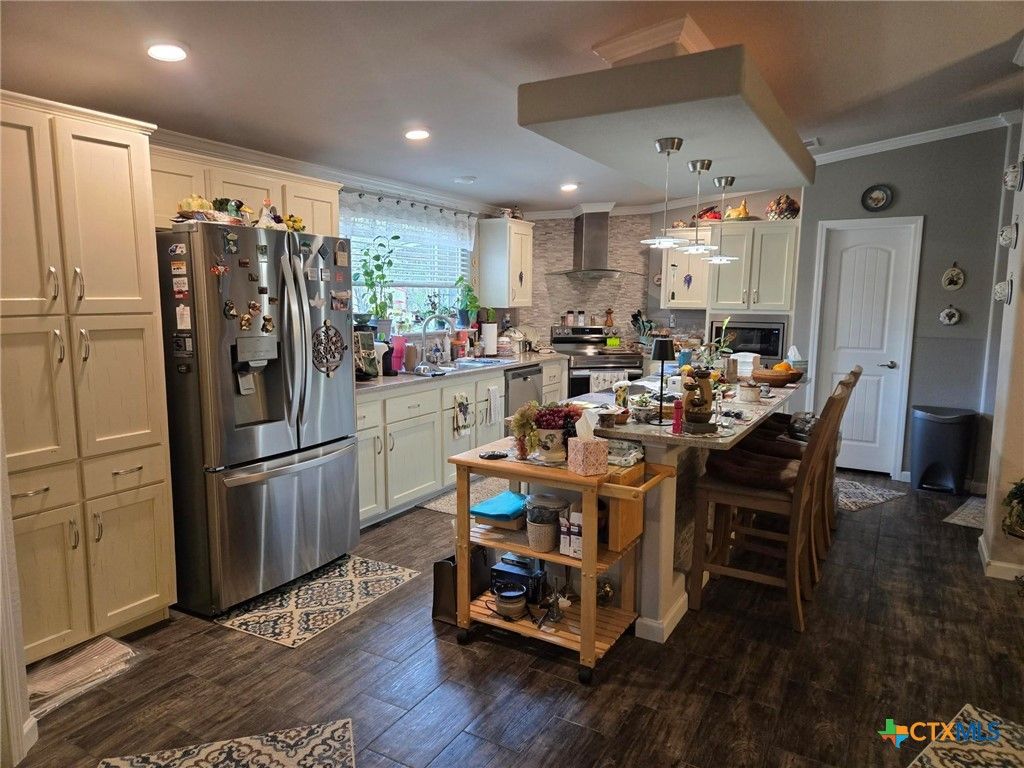 Image 9 of property listing at 327 Reyna Lane, Seguin, TX 78155