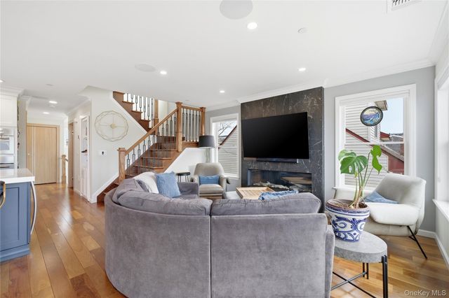 909 S 5th Street, Lindenhurst, NY 11757
