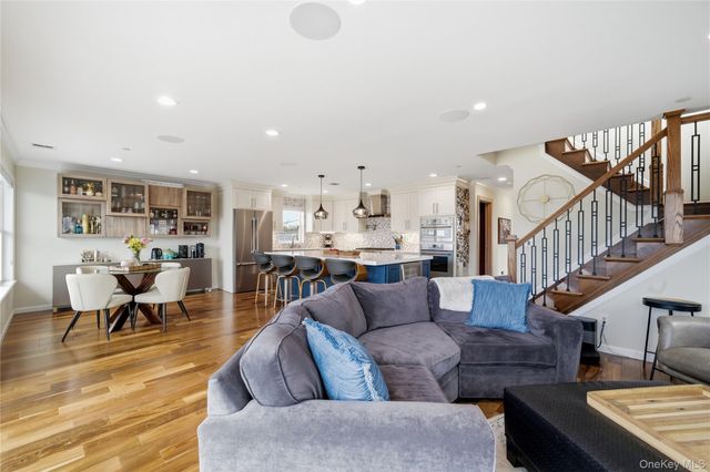 909 S 5th Street, Lindenhurst, NY 11757