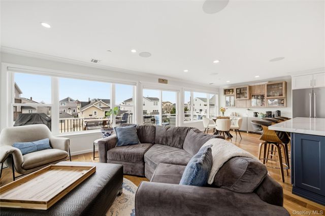 909 S 5th Street, Lindenhurst, NY 11757