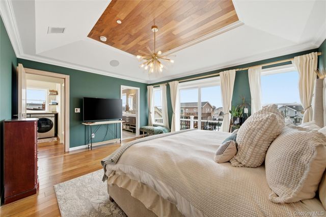 909 S 5th Street, Lindenhurst, NY 11757