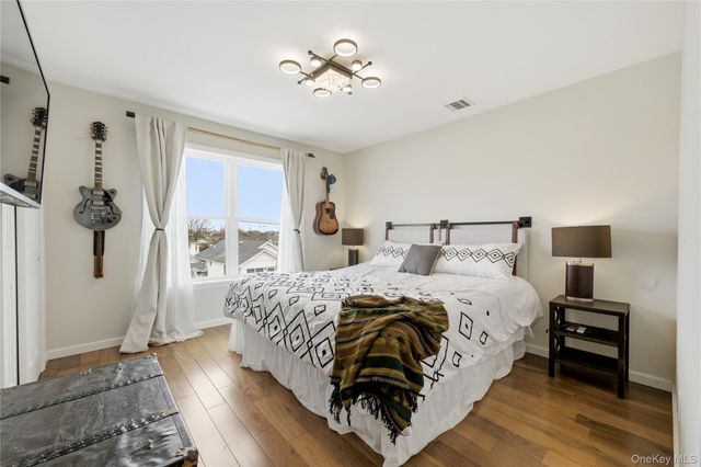 909 S 5th Street, Lindenhurst, NY 11757