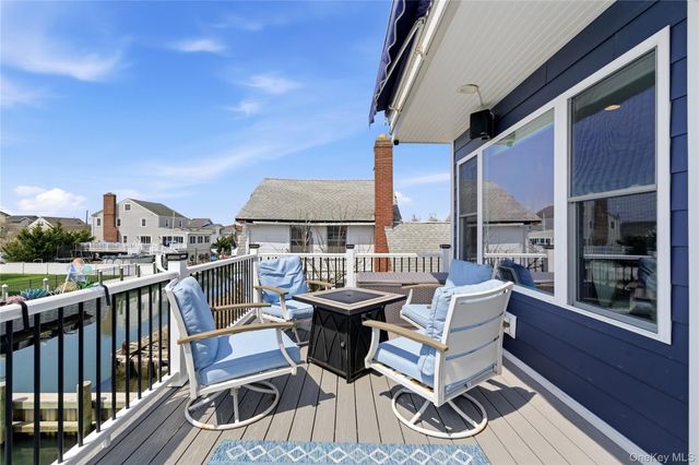 909 S 5th Street, Lindenhurst, NY 11757