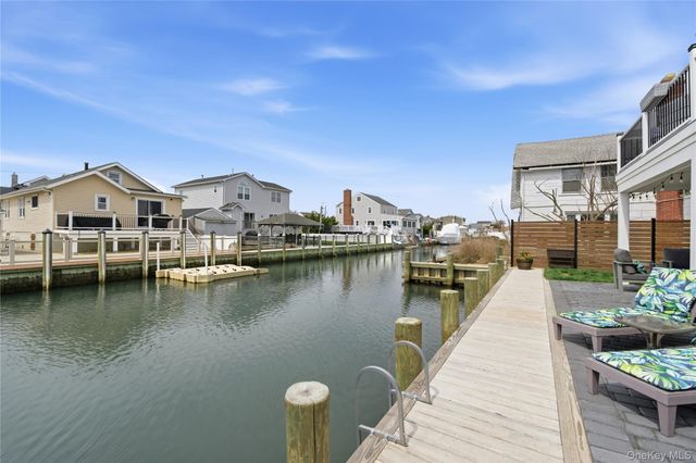 909 S 5th Street, Lindenhurst, NY 11757