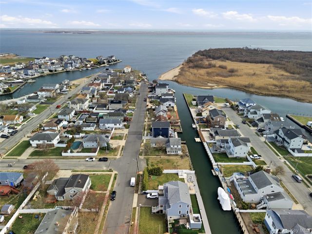 909 S 5th Street, Lindenhurst, NY 11757