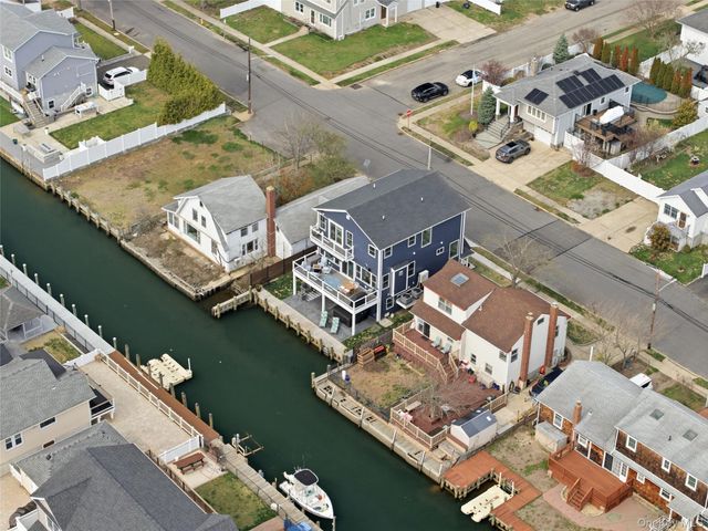 909 S 5th Street, Lindenhurst, NY 11757