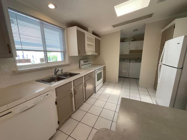 827 Sunglow Street, Boynton Beach, FL 33436